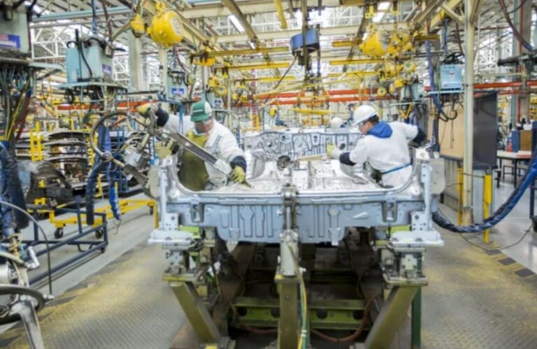 Fuerte retroceso industrial: la producción cayó 8,7% interanual en febrero