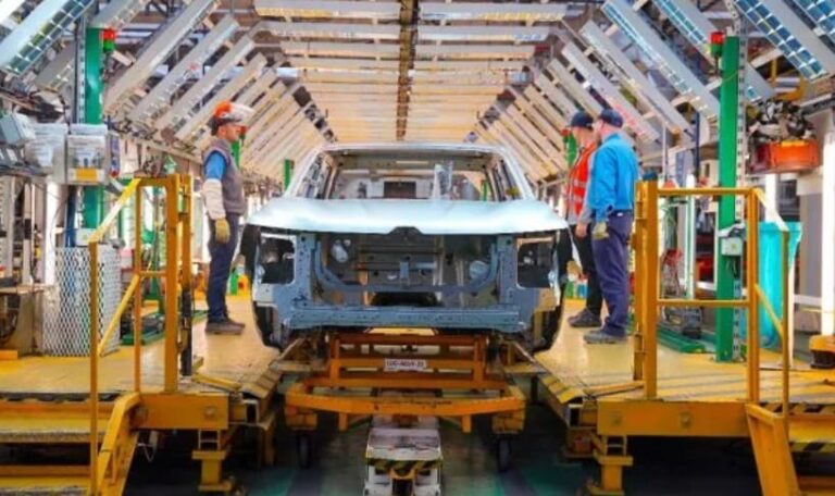 La economía sufrió un freno en febrero y la industria volvió a ser el sector más golpeado, con caídas de hasta 11%