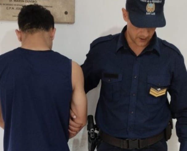 Persecución policial en Villa Mercedes termina con la detención de un joven y drogas incautadas