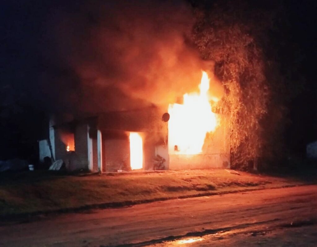 Un leño encendido cayó desde una estufa hogar y provocó un incendio en una casa en Fortuna
