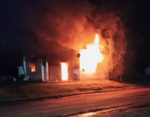 Un leño encendido cayó desde una estufa hogar y provocó un incendio en una casa en Fortuna