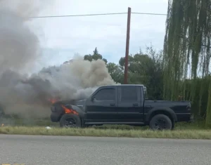 Se incendió una camioneta en la ruta 5 y otros conductores la salvaron con matafuegos