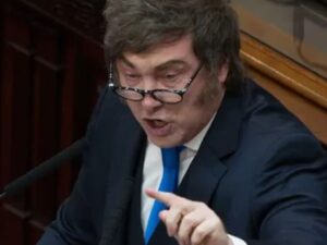 ADEPA cuestionó los ataques de Javier Milei contra los periodistas: «Intoxican el debate democrático»