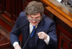 Javier Milei volvió a atacar a la prensa y defendió su gobierno: «La pobreza es la más baja de los últimos siete años»