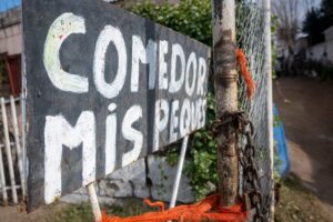 «Que recorra los barrios»: la réplica de una referente social al concejal que quiere multar a quienes buscan comida en la basura