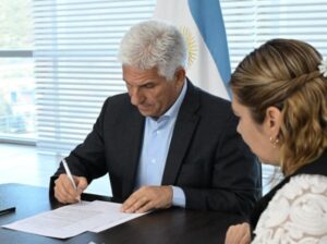 Poggi firmó el decreto para extender la jornada escolar en la provincia