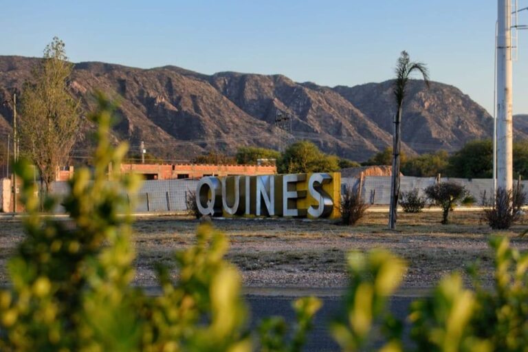 Quines: investigan a un policía por disparos contra una camioneta