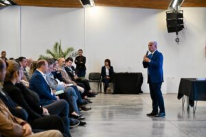 Poggi presentó el proyecto de reforma constitucional: límite de mandatos y elecciones cada cuatro años