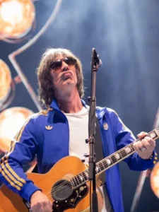 Un gran famoso británico utilizó la campera de Boca Juniors en un show