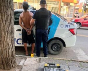 Un hombre fue detenido tras robar herramientas de una camioneta en la zona oeste de la ciudad