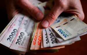 Los salarios formales volvieron a caer frente a la inflación en febrero