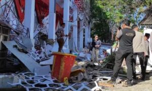 Un terremoto de magnitud 7,4 sacudió Indonesia y hubo alerta de tsunami