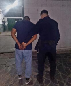 Golpeó a su pareja, atacó a policías con un cuchillo y pasará cuatro meses preso