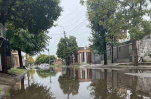 Fuertes lluvias dejaron calles anegadas y vehículos atrapados en Villa Mercedes