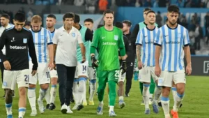 Racing clasificó, pero el Cilindro explotó contra Milito y la dirigencia
