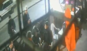 Delincuentes atacan rotisería y roban motos en minutos