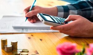Salarios rezagados y tarifas altas golpean el bolsillo