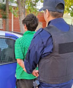 Detuvieron a un joven acusado de golpear a un policía y romper un patrullero