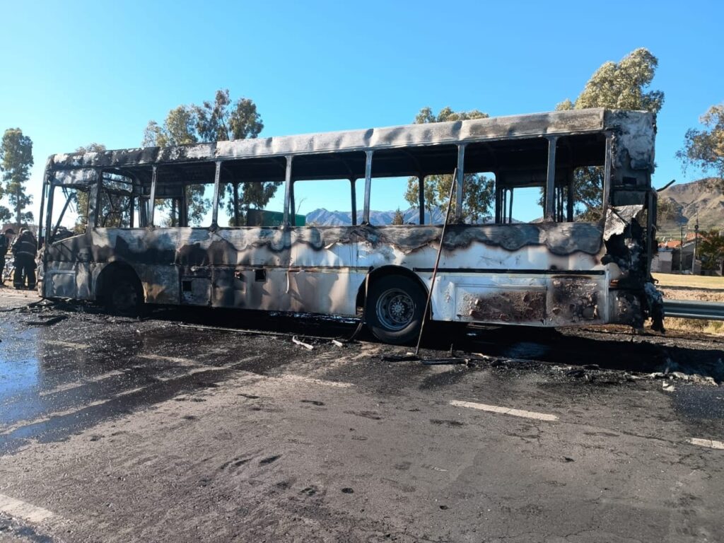 VIDEO | Se incendió un colectivo en la avenida de Circunvalación y los pasajeros fueron evacuados a tiempo