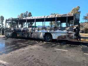 VIDEO | Se incendió un colectivo en la avenida de Circunvalación y los pasajeros fueron evacuados a tiempo