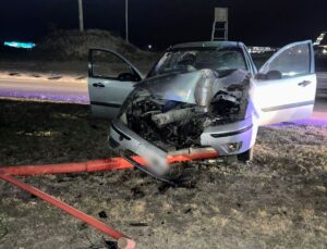 Un automovilista perdió el control del vehículo y chocó contra un poste en avenida José Santos Ortiz