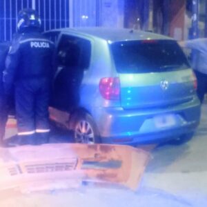 Un automovilista chocó contra un comercio, huyó y encontraron el auto horas después en el Bº 70 Viviendas
