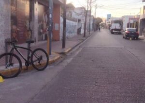 Un ciclista resultó herido tras un choque con un auto en el centro de la ciudad