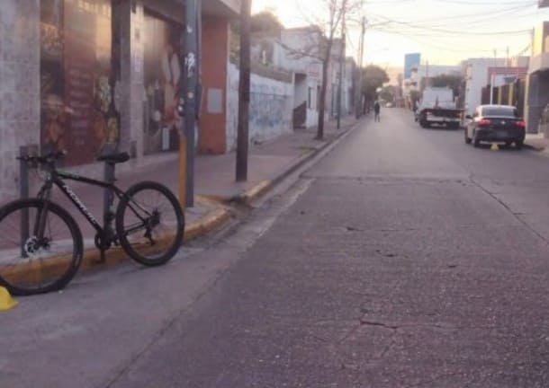 Un ciclista resultó herido tras un choque con un auto en el centro de la ciudad