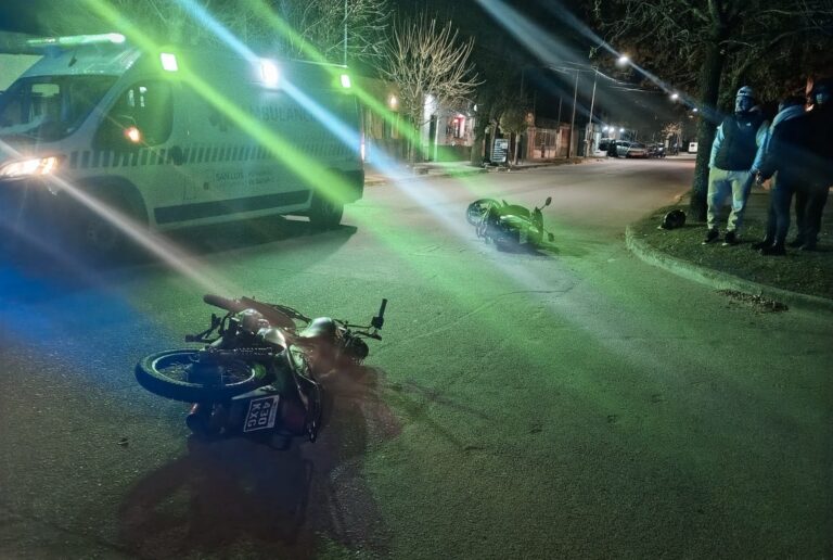 Una joven sufrió traumatismo de cráneo tras un choque entre motocicletas en Villa Mercedes