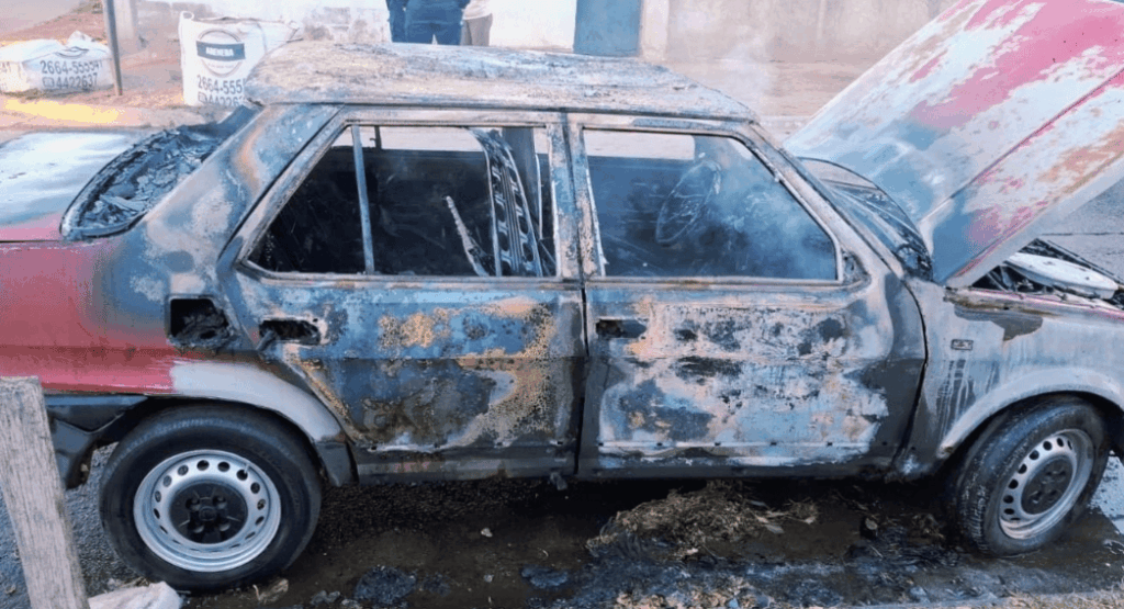 Un auto se incendió en la zona oeste de la ciudad: no se registraron heridos