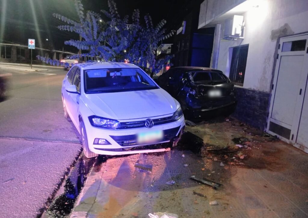 Un conductor intentó esquivar un perro y chocó contra un auto estacionado detrás del Hospital Pediátrico