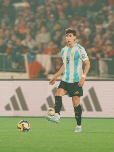 Scaloni dio pistas sobre el reemplazante de Balerdi: los dos nombres que aparecen en la Selección Argentina