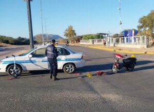 Dos jóvenes se cayeron de su moto tras un impacto con una camioneta en La Punta
