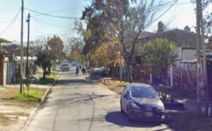 Le cortó la cara a la novia con una botella rota, ella lo mató a cuchilladas y se fugó
