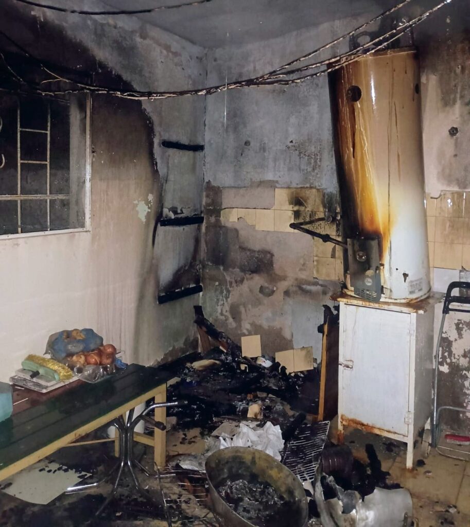 Sofocaron un incendio en una casa de una anciana e investigan una falla en un termotanque
