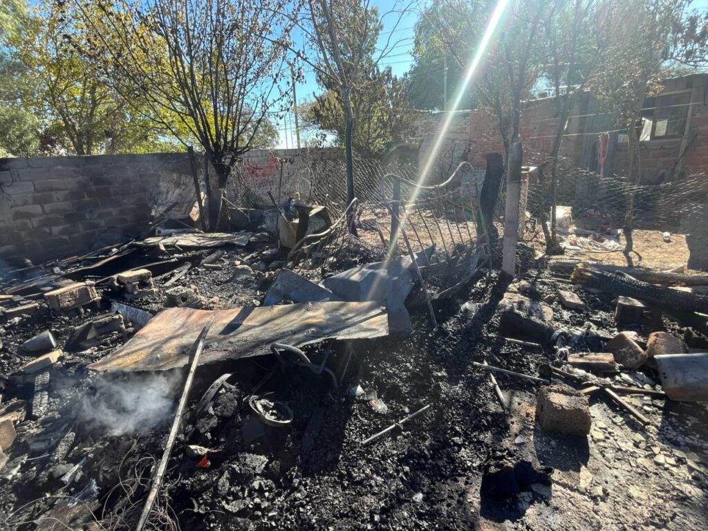 Un incendio destruyó una casa en el barrio Estrella del Sur: investigan si fue intencional