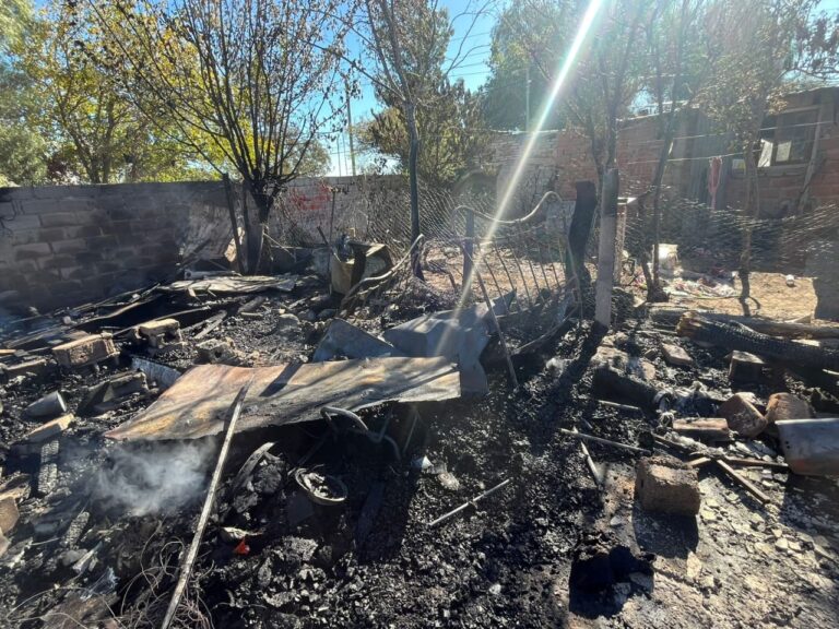 Un incendio destruyó una casa en el barrio Estrella del Sur: investigan si fue intencional