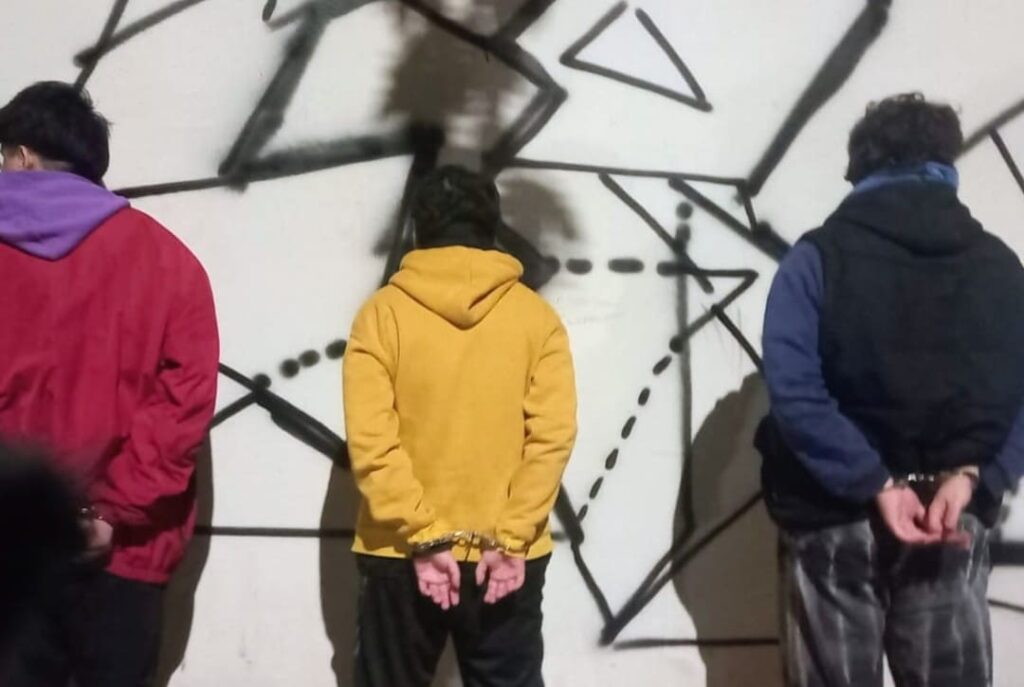 Tres jóvenes fueron demorados por realizar grafitis en una escuela de Villa Mercedes