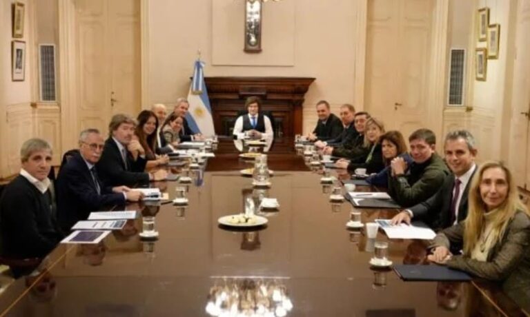 Javier Milei reunió al Gabinete y volvió a respaldar a Manuel Adorni en medio de la crisis interna