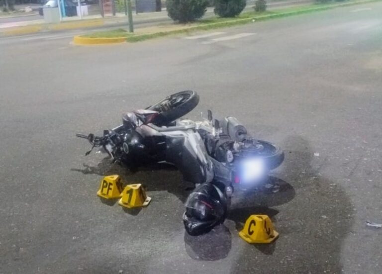 Falleció un motociclista de 36 años tras chocar con un auto en avenida Eva Perón