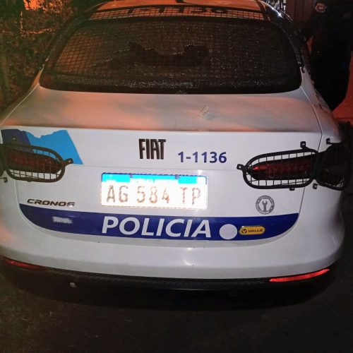 VIDEO | Tres policías heridos y dos adolescentes demorados tras un violento episodio en el barrio Pucará