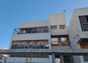 Quedó atrapada en la terraza de su departamento y los Bomberos treparon para rescatarla