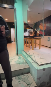 VIDEO | Insólito: rompió el vidrio a patadas de un local de arepas en Villa Mercedes y huyó
