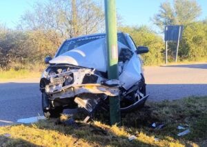 Un hombre herido tras un fuerte choque contra un poste en la autopista 25 de Mayo