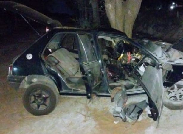 Trágico accidente en Unión: un joven murió y tres personas resultaron heridas al chocar contra un árbol