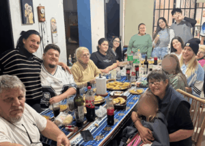 El padre de Mauro Icardi vendió locro y empanadas el 25 de mayo acompañado por Wanda Nara