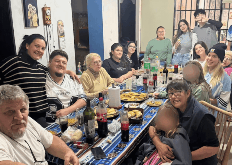 El padre de Mauro Icardi vendió locro y empanadas el 25 de mayo acompañado por Wanda Nara