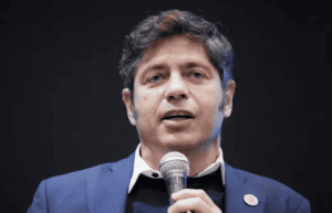 Axel Kicillof y un guiño a Cristina a un año de su condena: «Es inocente y está injustamente detenida»