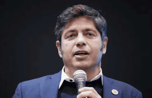 Axel Kicillof y un guiño a Cristina a un año de su condena: «Es inocente y está injustamente detenida»
