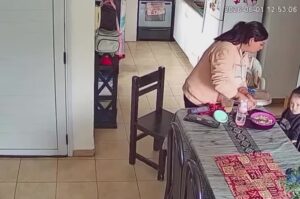 Niñera quedó filmada golpeando a una nena en Córdoba